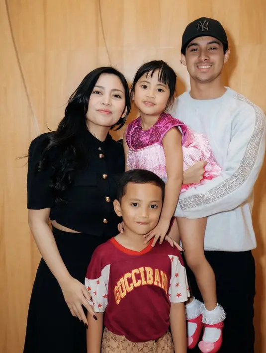 Rachel tampil formal dengan dress hitam. Aksen kancing emas menambah kesempurnaan gaya. [Foto: instagram/ Rachelvennya]