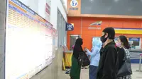 Calon penumpang sedang memerhatikan jadwal keberangkatan rangkaian kereta api di Stasiun Bandung, Jalan Stasiun Barat, Bandung. (sumber foto : Humas PT KAI Daop 2 Bandung)