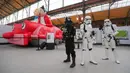 Sejumlah staf berpakaian Star Wars menunggu pengunjung saat pembukaan Festival Komik Setrip Brussel di Gare Maritime of Tour & Taxis di Brussel, Belgia, 11 September 2020. Akibat COVID-19, jumlah peserta pameran dan pengunjung di festival itu mengalami penurunan tahun ini. (Xinhua/Zheng Huansong)