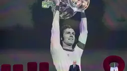 Pemutaran video legenda Jerman, Franz Beckenbauer saat upacara pembukaan Euro 2024 yang berlangsung di Allianz Arena, Munchen, Jerman, Sabtu (15/06/2024) WIB. (AP Photo/Matthias Schrader)