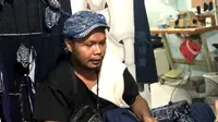 Jemi, pemuda asal Ambon yang merantau ke Semarang dan ciptakan brand fashion Saparo, Semarang (24/11/2022). Foto: Liputan6.com/Ade Nasihudin.