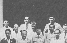 Foto Lawas Pemerintahan Pertama Soekarno-Hatta Kabinet Presidensial Tahun 1945, Presiden Berdiri Gagah di Antara Para Menteri