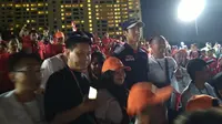 Sean Gelael menyapa fans setelah melakukan debut gemilang bersama Toro Rosso pada sesi latihan bebas F1 GP Singapura, Jumat (15/9/2017). (Bola.com/Muhammad Wirawan Kusuma)