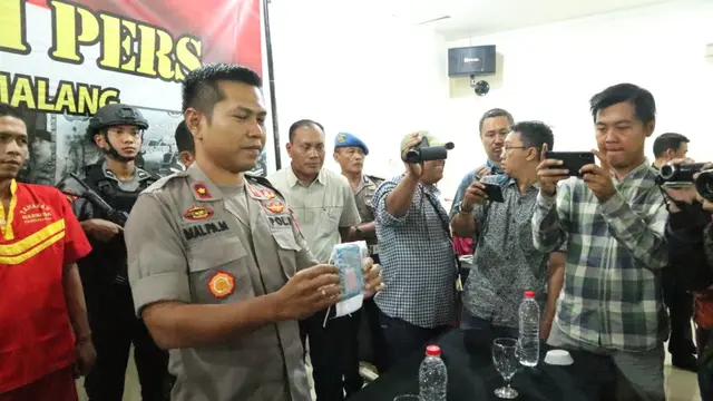 Wakapolres Pemalang, Kompol Malpa Malacoppo menunjukkan barang bukti peredaran narkoba yang disita dari tersangka, Jumat, 12 Juli 2019. (Foto: Liputan6.com/Polres PML/Muhamad Ridlo)