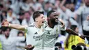 Pemain Real Madrid, Arda Guler dan Antonio Rudiger, merayakan kemenangan atas Real Sociedad pada laga semifinal Copa Del Rey di Stadion Santiago Bernabeu, Rabu (2/4/2025). (AP Photo/Bernat Armangue)