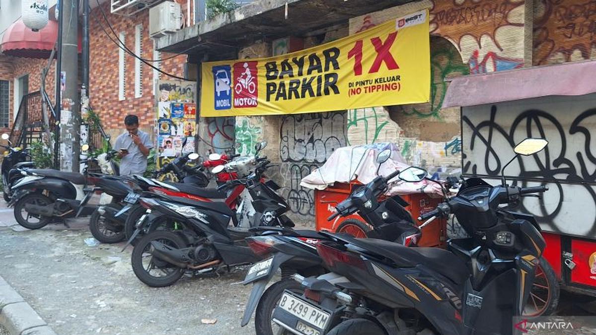 Warga Protes Parkir Liar di Blok M Square, Dishub Pasang Spanduk 'Bayar Parkir 1 X di Pintu Keluar'  #News