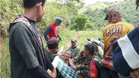 Kakek Pato (100) warga Dusun Kalo'bag, Desa Ulumanda, Kecamatan Ulumanda, Kabupaten Majene, Sulawesi Barat (Sulbar) harus ditandu puluhan kilometer hanya untuk mendapatakan perawatan medis di puskesmas terdekat. (Liputan6.com/Abdul Rajab Umar)