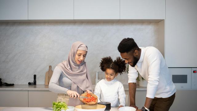 keluarga yang berada di dapur