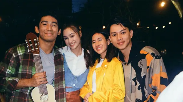 Debut Bintangi Web Series, Ini 6 Potret Daffa Wardhana Bareng Para Pemainnya