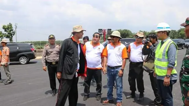 Gubernur Jawa Tengah, Ganjar Pranowo dan Bupati Blora, Djoko Nugroho saat meninjau pembangunan Bandara Ngloram. (Foto: Liputan6.com/Arief Rohman/Ahmad Adirin)
