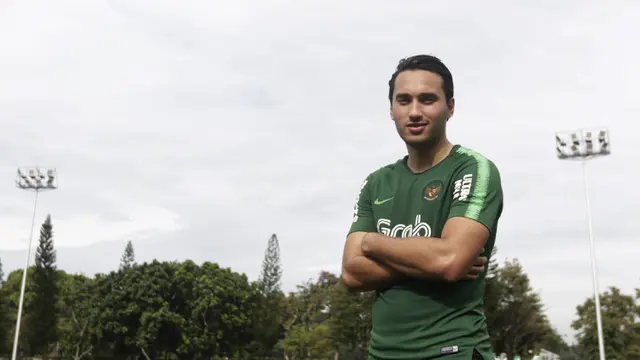 Pemain Timnas Indonesia U-23, Ezra Walian, berpose seusai latihan. (Bola.com/Vitalis Yogi Trisna)