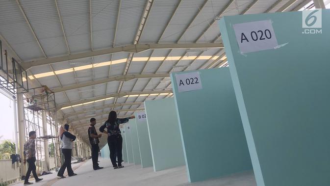 Warga beraktivitas di skybridge Tanah Abang, Jakarta, Senin (15/10). Meski belum selesai pembangunannya, namun jembatan multi guna yang menghubungkan Stasiun Tanah Abang dan Blok G Tanah Abang ini telah soft launching. (Liputan6.com/Immanuel Antonius)