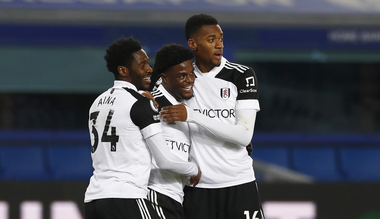 Striker Fulham, Josh Maja (tengah) melakukan selebrasi bersama rekan setim usai mencetak gol keduanya ke gawang Everton dalam laga lanjutan Liga Inggris 2020/21 pekan ke-24 di Goodison Park, Liverpool, Minggu (14/2/2021). Fulham menang 2-0 atas Everton. (AP/Jason Cairnduff/Pool)
