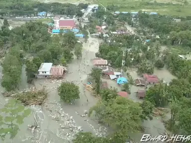 Pandangan umum menunjukkan dampak banjir bandang yang menerjang Distrik Sentani, Kabupaten Jayapura, Papua, Minggu (17/3). Berdasarkan data BNPB, banjir bandang pada Sabtu (16/3) itu mengakibatkan 58 orang meninggal. (Edward Hehareuw/via REUTERS)