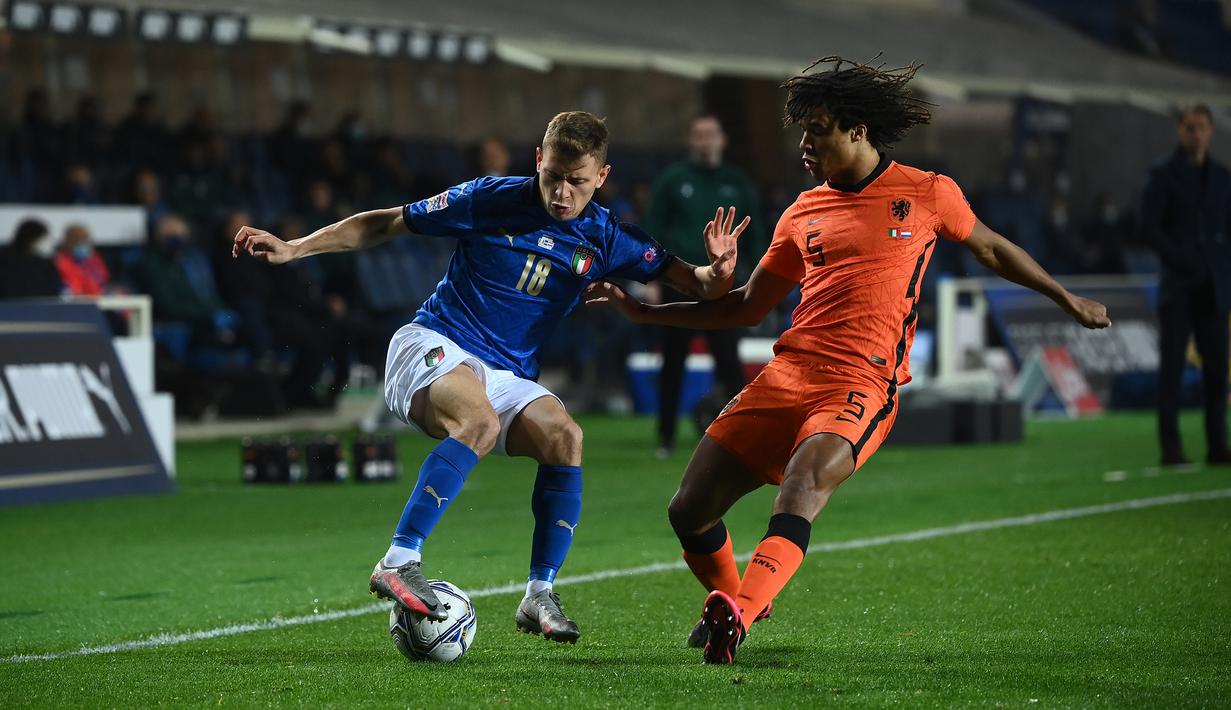 Bek Belanda, Nathan Ake, berebut bola dengan gelandang Italia, Nicolo Barella, pada laga lanjutan UEFA Nations League di Atleti Azzurri d'Italia Stadium, Kamis (15/10/2020) dini hari WIB. Italia imbang 1-1 atas Belanda. (AFP/Marco Bertorello)