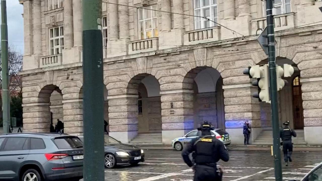 Insiden penembakan massal kembali terjadi di Eropa. Kali ini peristiwa brutal itu terjadi di Praha, Republik Ceko atau tepatnya berada di lokasi Universitas Charles.