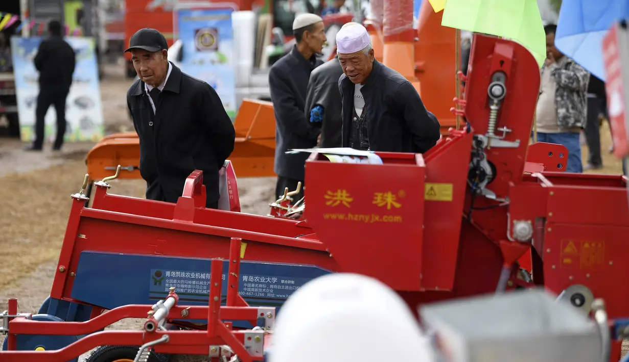 Warga desa membeli sejumlah mesin pertanian di Haiyuan, Zhongwei, Daerah Otonom Etnis Hui Ningxia, China, Selasa (22/9/2020). Pameran mesin pertanian meramaikan festival panen petani China. (Xinhua/Wang Peng)