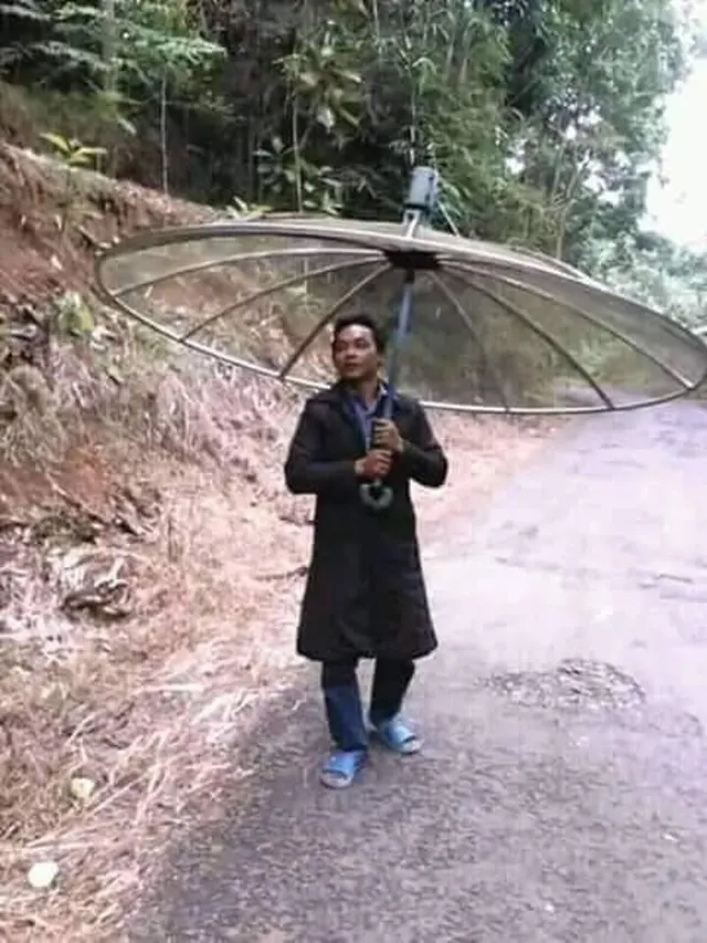 8 Potret Absurd Orang Pakai Payung di Musim Hujan Ini Kocak