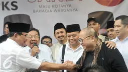 Ketua Umum Partai Gerindra, Prabowo Subianto (kedua kiri) memberikan semangat kepada kadernya di kantor DPP Gerindra, Jakarta, Rabu (19/4). Prabowo memberikan ucapan selamat kepada Anies-Sandi yang menang versi hitung cepat. (Liputan6.com/Yoppy Renato)