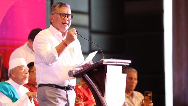 Hasto Kristiyanto menyempatkan hadir dalam Forum Demokrasi bertajuk 'Selamatkan Demokrasi di Sumatera Utara' yang digelar di kota Medan.