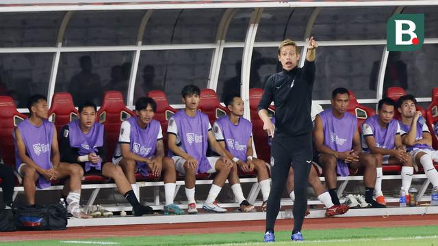 Foto: Sibuknya Keisuke Honda di Bench Pemain Kamboja saat Melawan Timnas Indonesia di Piala AFF 2022