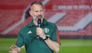 Legenda Manchester United, Ryan Giggs berbicara saat sesi jumpa pers dalam acara peluncuran kartu kredit Maybank yang berkolaborasi dengan Manchester United di Jakarta Convention Center (JCC), Senayan, Jakarta, Sabtu (18/5/2024). (Bola.com/M Iqbal Ichsan)