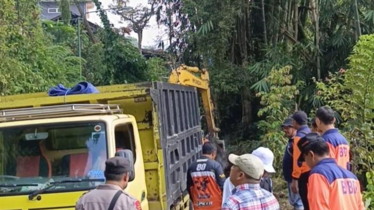 Petugas Gabungan Percepat Pembersihan Longsor Tulungagung, Akses Jalan Utama Kembali Terbuka