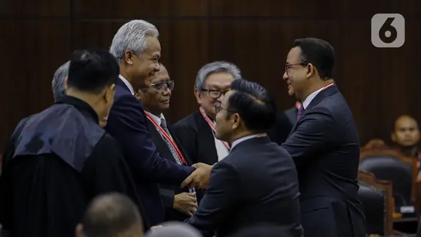 Anies Baswedan-Muhaimin Iskandar menyalami Ganjar Pranowo-Mahfud MD dan para pengacara Prabowo-Gibran sebelum Sidang MK dimulai. (Liputan6.com/Angga Yuniar)