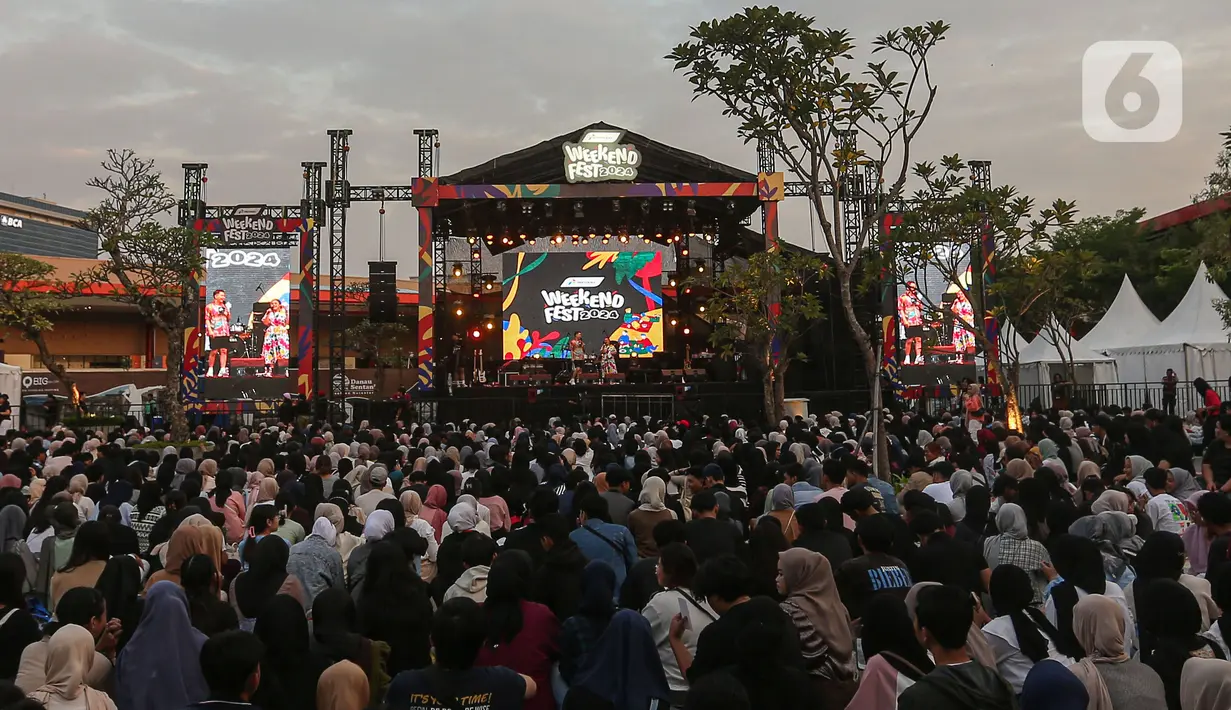 Ribuan muda mudi memadati Pertamina Weekend Fest 2024 di QBig BSD, Kabupaten Tangerang, Banten, Minggu (7/7/2024). (Liputan6.com/Angga Yuniar)