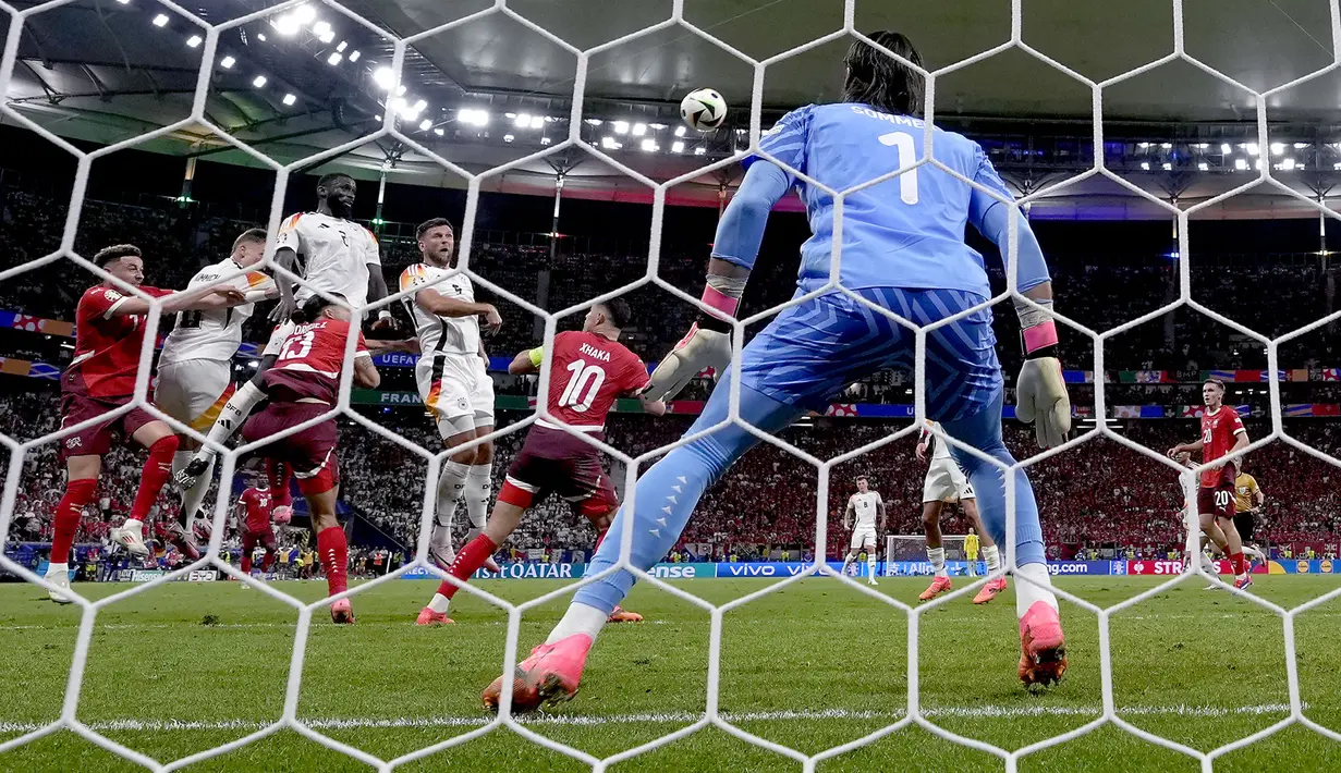 Striker Timnas Jerman, Niclas Fullkrug (tengah) mencetak gol penyeimbang 1-1 ke gawang Timnas Swiss melalui sundulan kepala pada laga matchday ketiga Grup A Euro 2024 di Waldstadion, Frankfurt, Jerman, Minggu (23/6/2024). (AP Photo/Frank Augstein)
