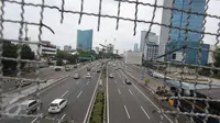 Sejumlah kendaraan melaju melintasi Jalan Gatot Subroto, Jakarta, Senin (12/12). Situasi lalu lintas di sejumlah titik Ibu Kota terpantau lancar di sejumlah jalan protokol maupun ruas tol saat libur Maulid Nabi. (Liputan6.com/Immanuel Antonius)