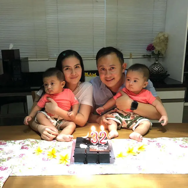 6 Potret Kadek Devie Momong Anak Kembar yang Jarang Terekspos