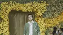 Rizky Nazar tampil pakai long outer batik mega mendung dengan celana warna senada. (Credits/Tim Muara Bagdja).