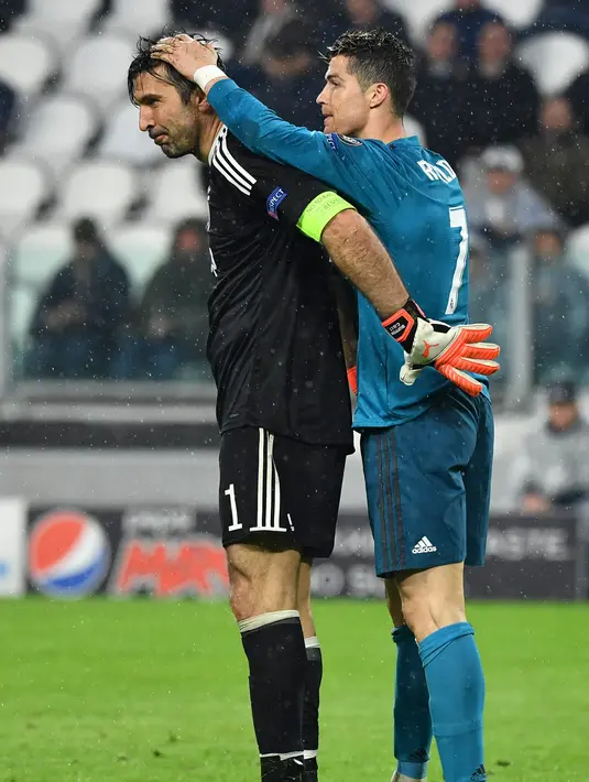 Striker Real Madrid Cristiano Ronaldo menyapa kiper Juventus Gianluigi Buffon usai pertandingan leg pertama perempat final Liga Champions di Stadion Allianz, Turin (3/4). Dua pemain ini terlihat saling menghormati. (AFP/Alberto Pizzoli)