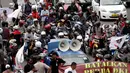 Aksi massa Front Transportasi Jakarta mendesak Gubernur Ahok mencabut larangan motor melintas di Jalan MH Thamrin dan Medan Merdeka Barat, Jakarta, Kamis (8/1/2015). (Liputan6.com/Faizal Fanani)