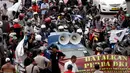 Aksi massa Front Transportasi Jakarta mendesak Gubernur Ahok mencabut larangan motor melintas di Jalan MH Thamrin dan Medan Merdeka Barat, Jakarta, Kamis (8/1/2015). (Liputan6.com/Faizal Fanani)