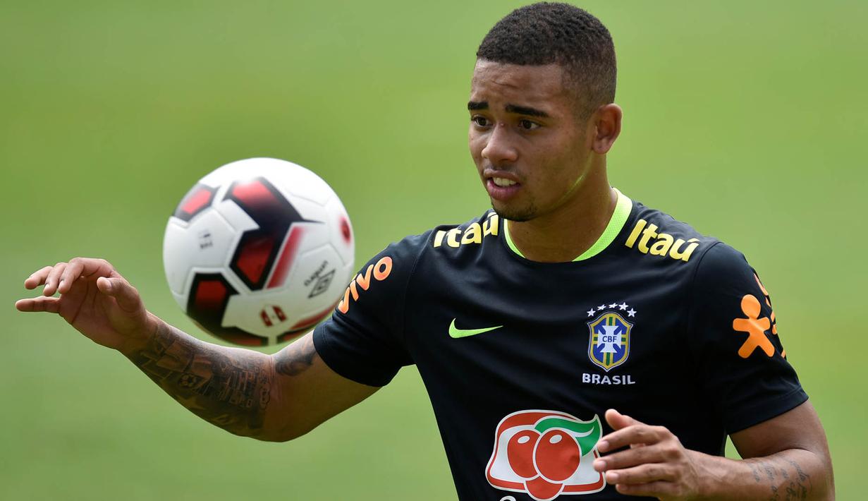 Sinar Gabriel Jesus di level klub membuatnya kerap mendapatkan tempat di tim nasional Brasil. Prestasi terbaik penyerang Manchester City ini bersama Selecao adalah saat meraih medali emas Olimpiade Rio 2016 lalu. (AFP/Douglas Magno)