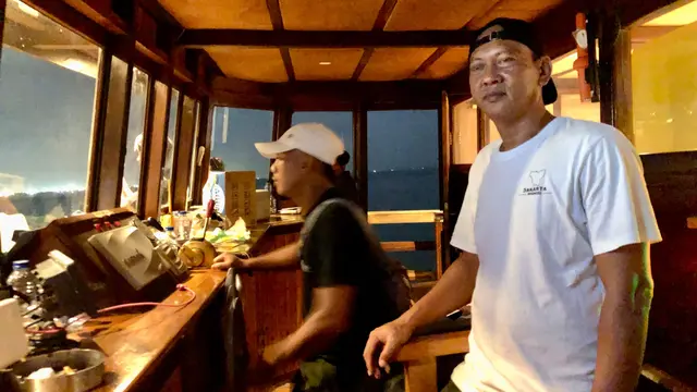 Kru kapal sedang membawa kapal Jakarta Phinisi berlayar di Pluit, Jakarta Utara