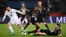 Duel di Parc des Princes berlangsung sengit sejak dimulainya babak pertama. Tanpa Neymar, lini depan PSG diisi oleh Lionel Messi, Kylian Mbappe, dan juga ditemani oleh pemain muda, Xavi Simmons. (AFP/Franck Fife)