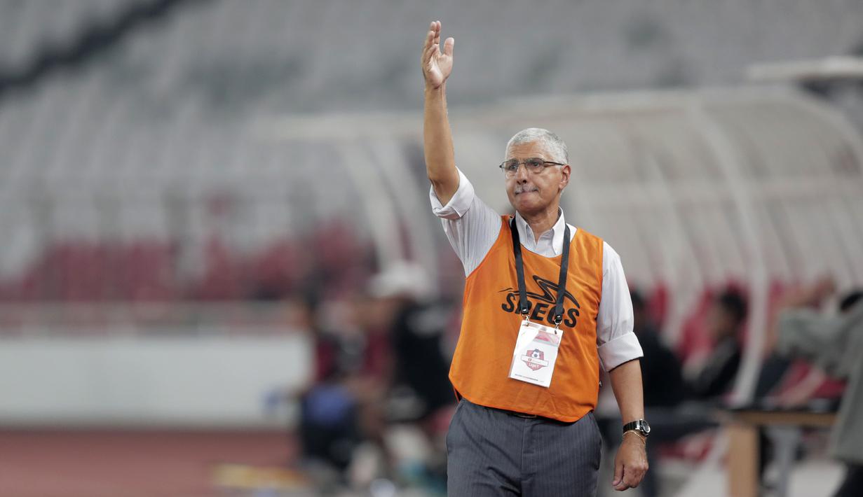 Pelatih Persija Jakarta, Edson Tavares, memberikan arahan kepada pemainnya saat melawan Persipura Jayapura pada laga Shopee Liga 1 di SUGBK, Senayan, Jakarta, Kamis (28/11). Persija menang 1-0 atas Persipura. (Bola.com/Yoppy Renato)