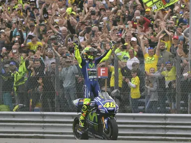 Pebalap legendaris asal Italia, Valentino Rossi, resmi memutuskan akan pensiun dari MotoGP pada akhir musim 2021. (Foto: AP/Geert Vanden Wijngaert)