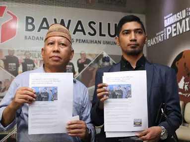 Dahlan Pido (kiri) menunjukkan bukti jelang membuat pengaduan pelanggaran Pemilu di Gedung Bawaslu, Jakarta, Kamis (18/10). Mereka melaporkan dugaan pelanggaran pemilu oleh menteri Luhut Binsar Pandjaitan dan Sri Mulyani. (Liputan6.com/Helmi Fithriansyah)