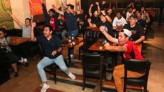 Pendukung Manchester United merayakan gol yang dicetak oleh Alejandro Garnacho ke gawang West Ham saat acara Roaring Night yang berlangsung di Fomo Bar, Melawai, Jakarta, Minggu (04/02/2024) malam WIB. (Bola.com/Bagaskara Lazuardi)