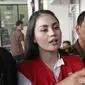 Artis Jennifer Dunn dikawal petugas saat menuju ruangan untuk menjalani sidang lanjutan di PN Jakarta Selatan, Kamis (19/4). (Liputan6.com/Herman Zakharia)