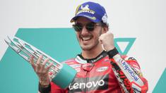 Pembalap Tim Ducati Lenovo, Francesco Bagnaia sukses memenangi seri MotoGP Malaysia 2022 yang digelar di Sirkuit Sepang, Malaysia, Minggu (23/10/2022) siang WIB. Meski start dari posisi sembilan, Bagnaia berhasil menampilkan performa terbaiknya dan mampu ngacir terdepan di akhir balapan. Kini ia hanya membutuhkan 3 poin lagi untuk mengunci gelar juara di seri pamungkas yang digelar di Valencia. (AP/Vincent Thian)