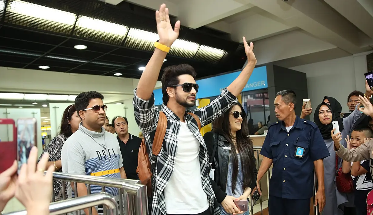 Beberapa agenda akan dilewati Shakti Arora dan Radhika Madan. Puncak dari kegiata mereka adalah aktivitas syuting FTV pada Selasa 7 Maret 2017 yang akan ditayangkan di stasiun televisi Indosiar. (Bambang E. Ros/Bintang.com)