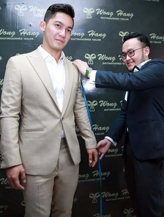 "Jadi gue sudah fitting 4-5 bulan lalu, pemilihan warna segala macam. Baju prewed semua gue urus saat itu, jadi sekarang tinggal fitting doang. Takutnya berat badan naik atau turun," kata Samuel. (Deki Prayoga/Bintang.com)