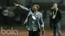 Pelatih Persib, Djajang Nurjaman, memberi arahan kepada anak asuhnya saat melawan Persiba pada laga lanjutan liga 1 Indonesia di Stadion GBLA, Bandung, Minggu (11/6/2017). Persib menang 1-0. (Bola.com/M Iqbal Ichsan)