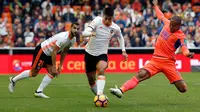 Aksi Joao Cancelo (tengah) saat membela Valencia kontra Granada, pada laga lanjutan La Liga 2016-2017, di Stadion Mestalla (20/11/2016). Cancelo bakal bergabung dengan Barcelona pada akhir musim ini.  (EPA/Juan Carlos Cardenas)