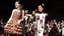 Sejumlah model berjalan di catwalk menggunakan busana berbahan cokelat pada festival cokelat "Salon du Chocolat" di Ibu Kota Belgia, Brussels, Kamis (9/2). (AFP PHOTO/Emmanuel DUNAND)